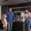 sprudelux-wasserspender-familie-kueche-heisswasser-kaltwasser-baby.webp